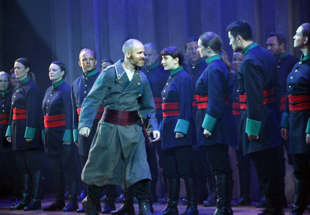 Christopher Ainslie - Cyrus | The Choir of The Sixteen | The Grange Festival Chorus | Photo © Simon Annand}